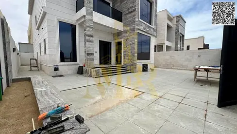 A villa in Al Alia, spanning 4350 sq ft, featuring 5 bedrooms, a majlis (formal sitting room), and a living room. Direct from the owner. High-end fini