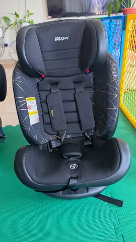 Giggles car seat for infant until 36kg.nevee used new super good