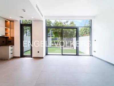 Vacant l Ready to Move in l Near Amenties