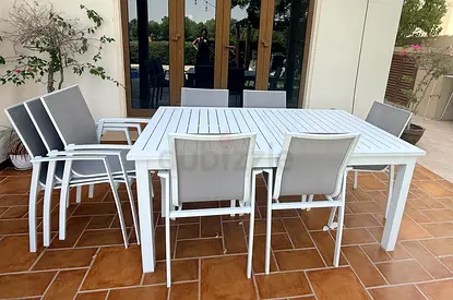 Extendable White outdoor dining table with 8 sling chairs - good condition