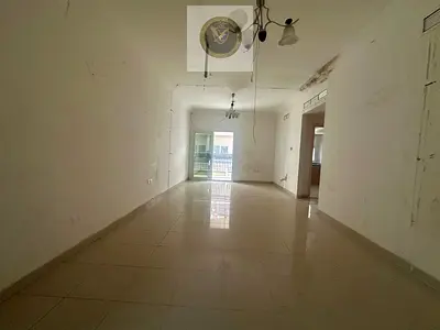 شقة غرفتين وصالة واسعة للإيجار مع بلكونة وخزان حائط في موقع مميز