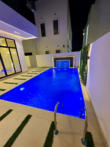 فيلا سكنية جديدة بالكامل (أول ساكن) للإيجار في منطقة الحليو 2 بإمارة عجمان، وتتميز بتصميم عصري وتشطيبات عالية الجودة، مع مساحات داخلية واسعة