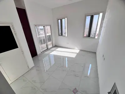 استوديو ثاني ساكن مطبخ منفصل خزائن بالحائط بلكونه مع اطلاله ممتازه بنايه جديده وعائلات