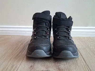 Kids black mid-top sneakers / winter shoes