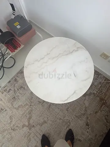 Round marble-look side table, compact and sturdy