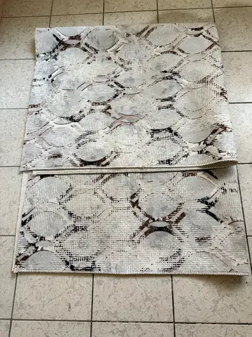 2.5 × 2 m Non-Slip Rug – 5 m² – Excellent Condition
