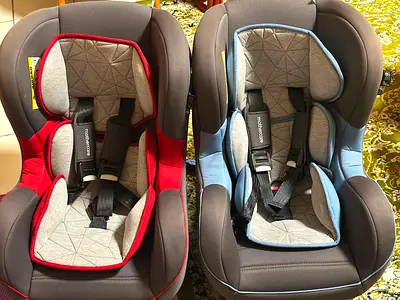 Set of 2 Infant Car Seats — Red Blue, Good Condition