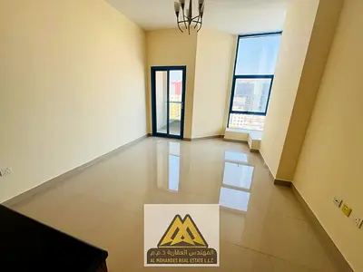 فرصة مميزة للإيجار السنوي في برج النعيمية C – النعيمية 1، عجمان، استوديو بمساحة كبيرة وتصميم عصري، يتميز ببلكونة ذات إطلالة رائعة على شارع الشيخ خليفة
