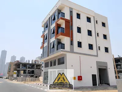 بناية استثمارية سكنية وتجارية مؤجرة بعائد قوي تضم محلات وشقق واستوديوهات في موقع استراتيجي بعجمان