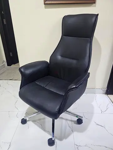 Black High-Back Leather Office Chair with Armrests and Wheels