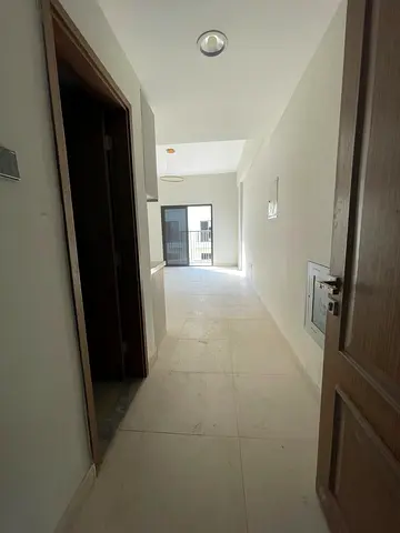 Brand new studio apartment, never before occupied – balcony with an open view – semi-separate kitchen – prime location close to all amenities – easy a