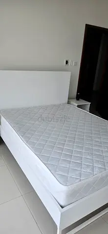 King Size bed set with Homecenter 8in premium mattress
