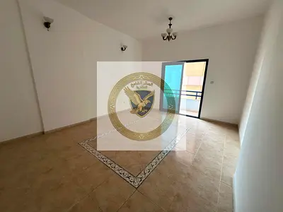 شقة واسعة للإيجار السنوي المجاز3 غرفتين نوم وصاله تكييف مجاني موقف مجاني غرفه استور وغسيل تكييف مركزي صيانه مجانيه قريبه علي مخرج دبي