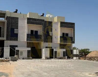 Villa for sale in Al Helio 2, Ajman, with a 15-meter setback, two floors and a roof. Includes registration and ownership fees. Freehold ownership for