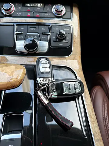 2011 AUDI A8 — миниатюра 17
