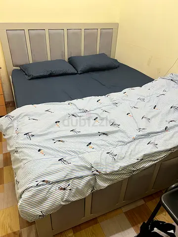 Queen size bed with mattress - Excellent condition