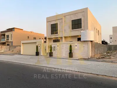 For sale in Al-Aliyah area, with an area of 5700 feet, five master bedrooms, a living room, two halls, an American kitchen, an elevator, the entire