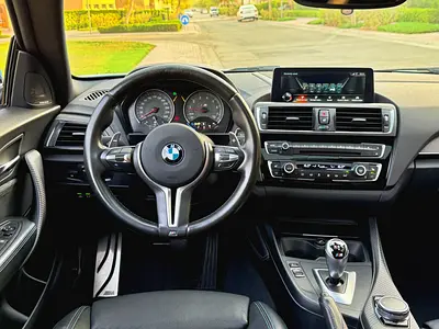 2017 BMW M2 — фото 13