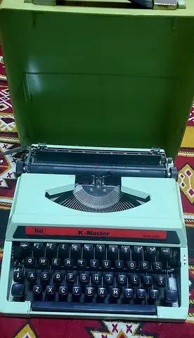 Kel K-Master K-350 English typewriter with carrying case