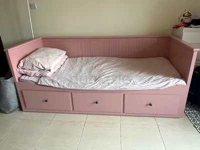 IKEA HEMNES Pink wooden daybed with 3 under-drawers — single/twin size selling WITHOUT MATTRESS