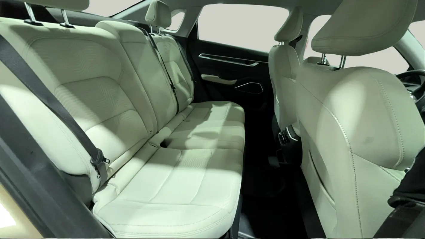 Geely Emgrand 2025