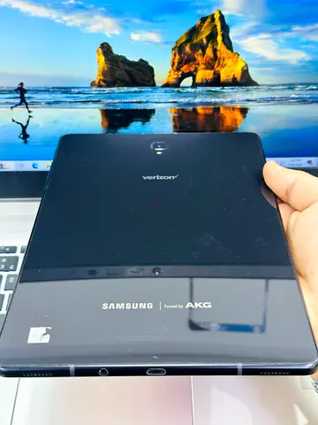 Samsung tab S4 (64GB) sim and. Wifi with cable and charger