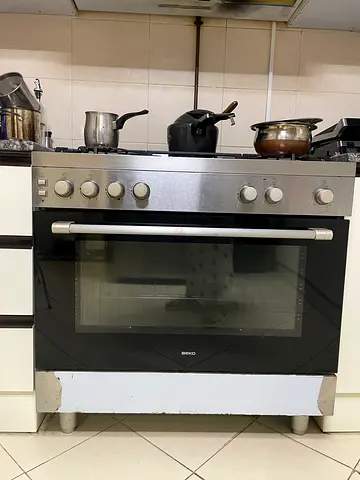 Used 5 burner gas oven and hob - perfectly working stove and oven condition. 500