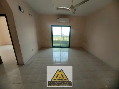 شقة واسعة بتصميم عملي، تتكون من غرفتين نوم وصالة، مع بلكونتين مميزتين توفران إضاءة طبيعية وتهوية ممتازة، مما يجعلها خيارًا مناسبًا للعائلات الباحثة عن