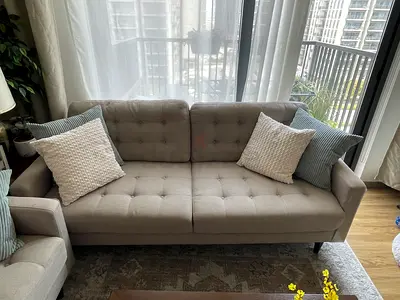 Light grey 3-seater tufted sofa in good condition