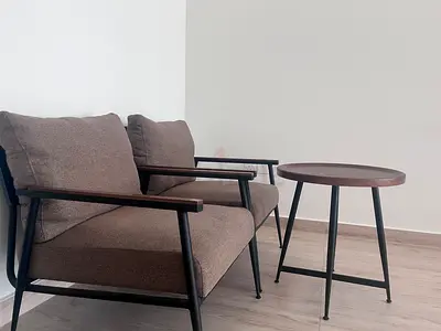 Pair of modern lounge chairs with side table - brown fabric