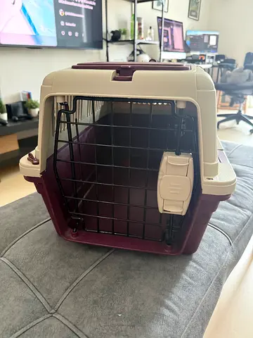 Medium plastic pet carrier with metal door - good condition