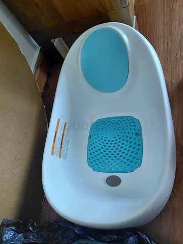Baby bathtub with non-slip insert - good condition