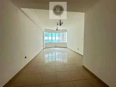 شقة غرفة وصالة واسعة للإيجار مع خزائن بالحائط وتصميم عملي في موقع مميز