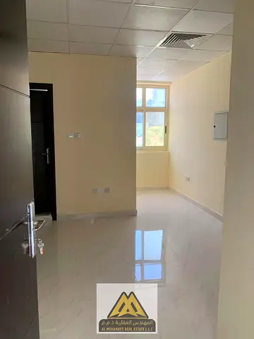 فرصة مميزة للسكن في بناية جديدة، لأول ساكن، بتشطيبات عصرية وتصميم عملي يوفر الراحة، في موقع حيوي قريب من جميع الخدمات مع سهولة الوصول إلى دبي والشارقة