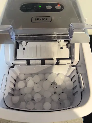 Ice Maker – Excellent Condition