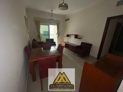 إذا كنت تبحث عن شقة جاهزة للسكن بأثاث كامل وفي موقع مميز، فإن هذه الشقة في منطقة الجرف 2 تعد من أفضل الخيارات المتاحة. تقع داخل بناية جديدة ونظيفة جدا