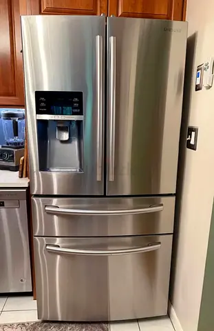 Samsung Stainless Steel French Door Refrigerator with Water/Ice Dispenser - Good Condition