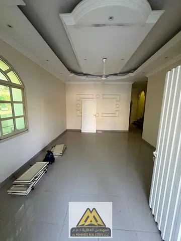 إذا كنت تبحث عن فيلا واسعة تناسب العائلات الكبيرة وتوفر الخصوصية والراحة في موقع مميز، فهذه الفيلا في منطقة المويهات 2 تعد فرصة رائعة للسكن. تتميز بمس