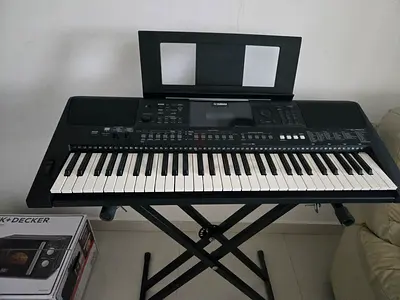 Yamaha PSR - E 463 keyboard for sale with stand