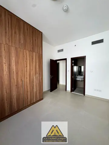 شقة مميزة أول ساكن داخل قرية الأميرة في منطقة الياسمين، تتمتع بتصميم حديث ومساحات مناسبة، مع موقع هادئ وقريب من جميع الخدمات وسهولة الوصول إلى الشارقة