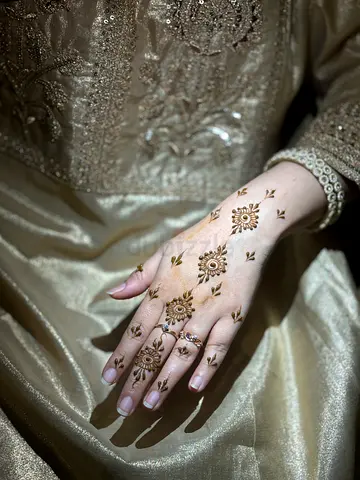 Henna artist