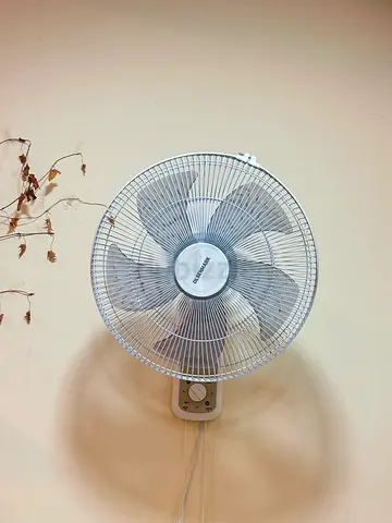 Wall-mounted electric fan (working) - adjustable speed with remote