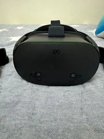 Meta Quest VR Headset (standalone) - good condition ( doesn’t come with Xbox controller)