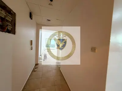 شقة واسعة للإيجار السنوي المجاز2 غرفه نوم وصاله تكييف مجاني جيم ومسبح مجاني تكييف مركزي صيانه مجانيه قريبه علي مخرج دبي