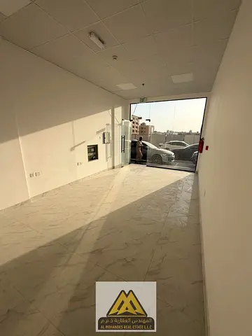 محل تجاري مميز للإيجار السنوي في الروضة 1 - عجمان (موقع حيوي ومساحات خيارات متنوعة لتناسب نشاطك التجاري)