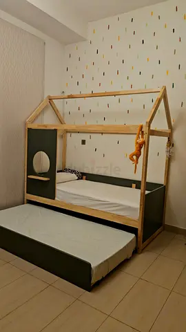 Like New Toddler bed w Pull Out Trundle