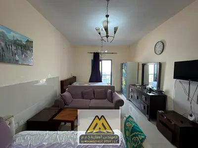 استوديو بمساحة كبيرة جداً بلكونة بإطلالة مميزة مطبخ أمريكي كبير تكييف مركزي باركن مجاني صيانة مجانية على المالك تصميم راقي ومساحة مريحة للسكن