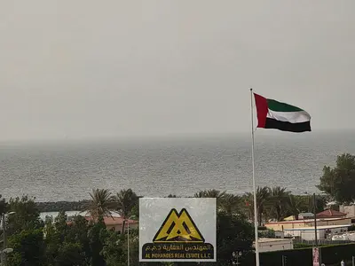 شقة غرفتين وصالة بمساحة كبيرة جداً مع خزائن حائط وإطلالة على المرسى للإيجار السنوي بجوار أبراج الديوان عجمان