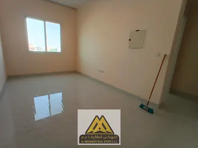 شقة مميزة للإيجار السنوي في الروضة 2 عجمان على شارع الشيخ عمار مباشرة، تتميز بمساحة واسعة وتشطيبات ممتازة وموقع استراتيجي قريب من الخدمات مع سهولة الو