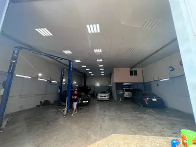 جراج صناعية 4 الشارقة مجهز بالكامل مع رخصة قائمة ومعدات جاهز للتشغيل فوراً